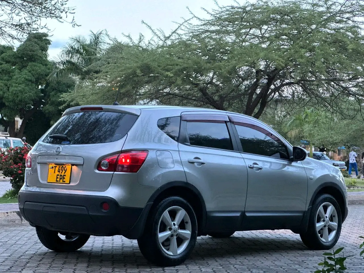 Nissan Dualis 2009 Silver thumbnail 4
