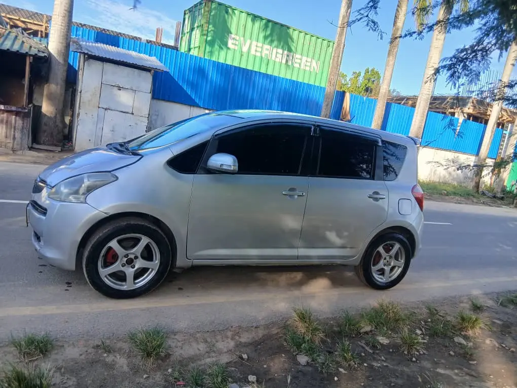 Toyota Ractis 2004 - Silver thumbnail 2