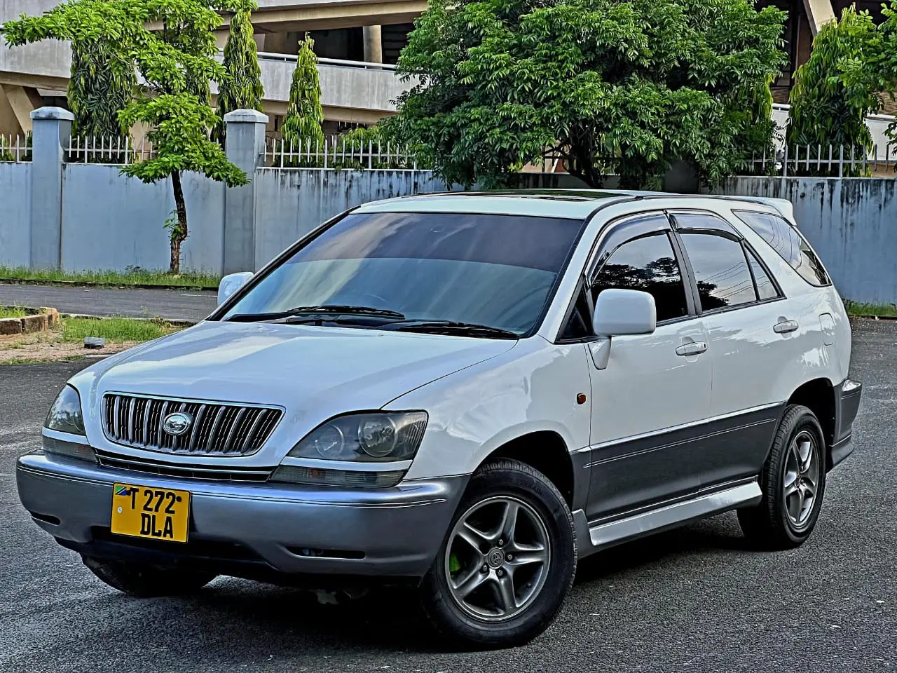 Toyota Harrier 1999 (Old Model) thumbnail 2