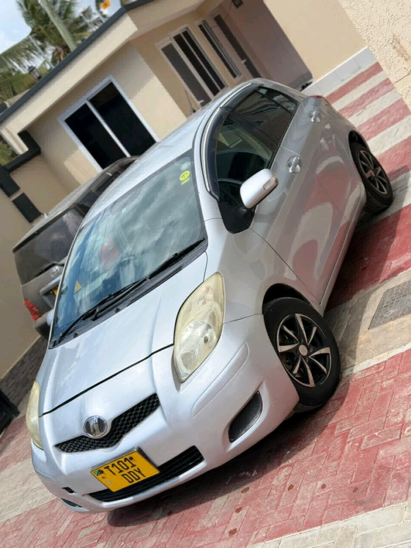 Toyota Vitz New Model 990cc (Reg DDY) thumbnail 3