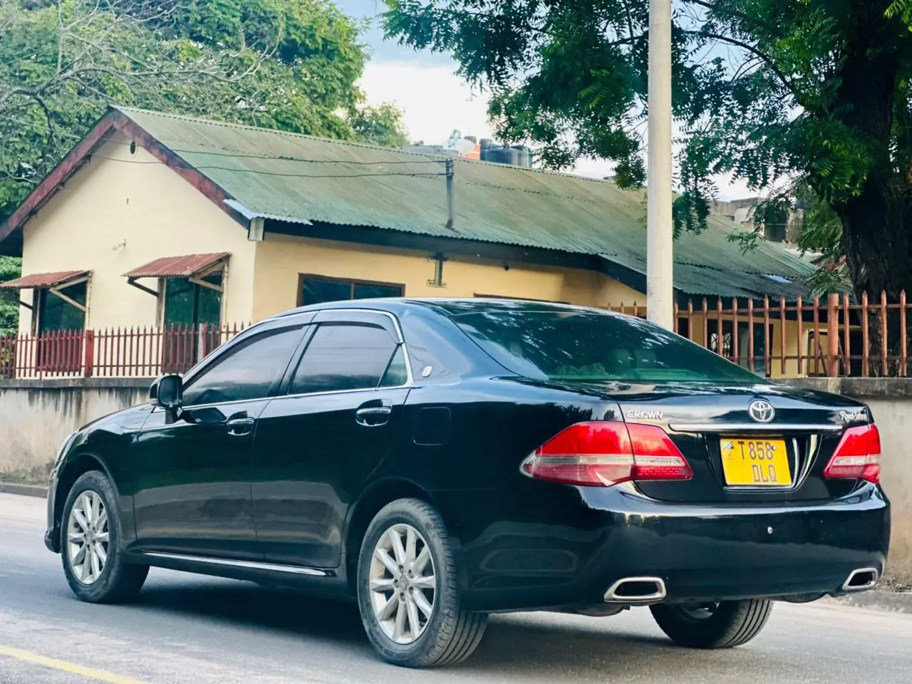 Toyota Crown Royal Saloon 2010 thumbnail 4