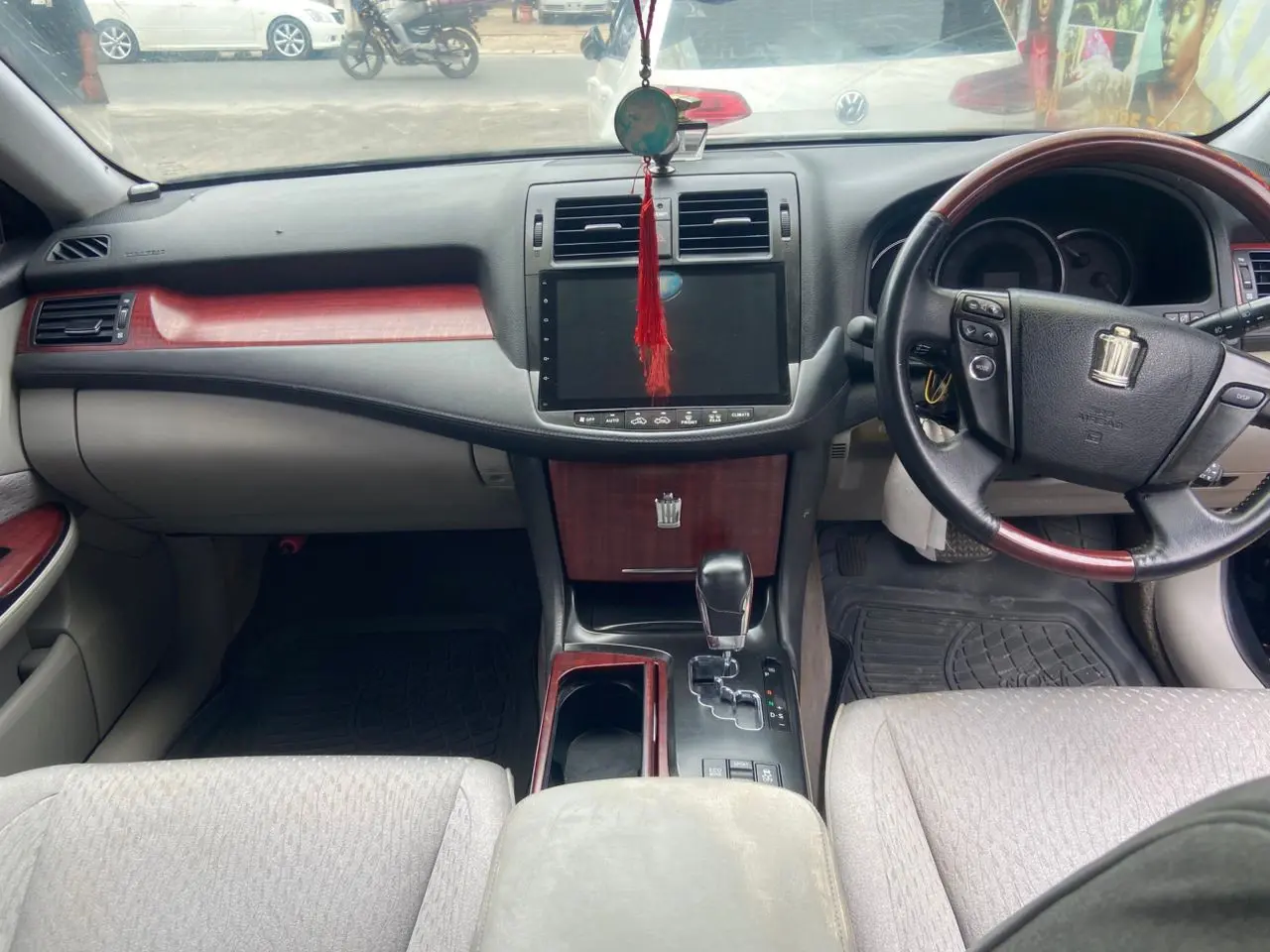 Toyota Crown Royal Saloon 2010 thumbnail 8