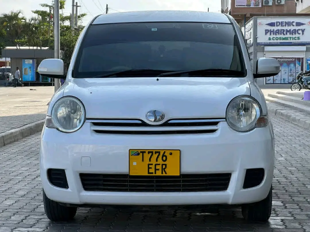 Toyota Sienta Minivan 2007 (White)