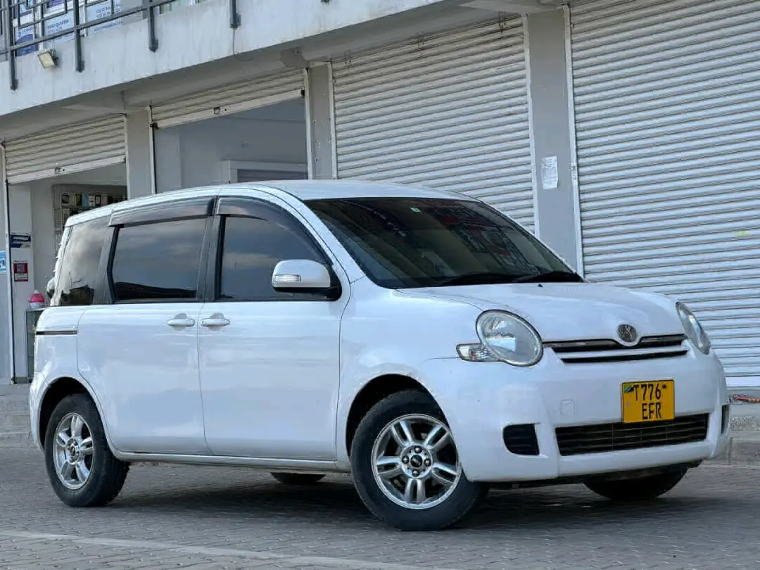 Toyota Sienta Minivan 2007 (White) thumbnail 2