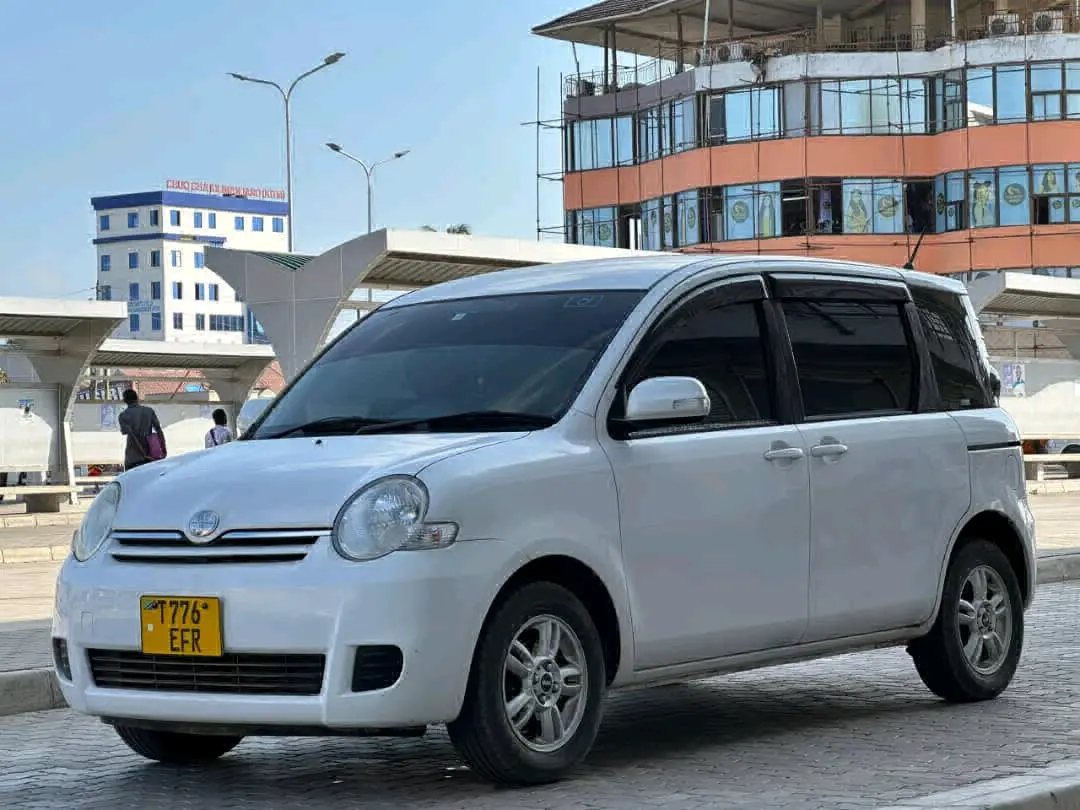 Toyota Sienta Minivan 2007 (White) thumbnail 3