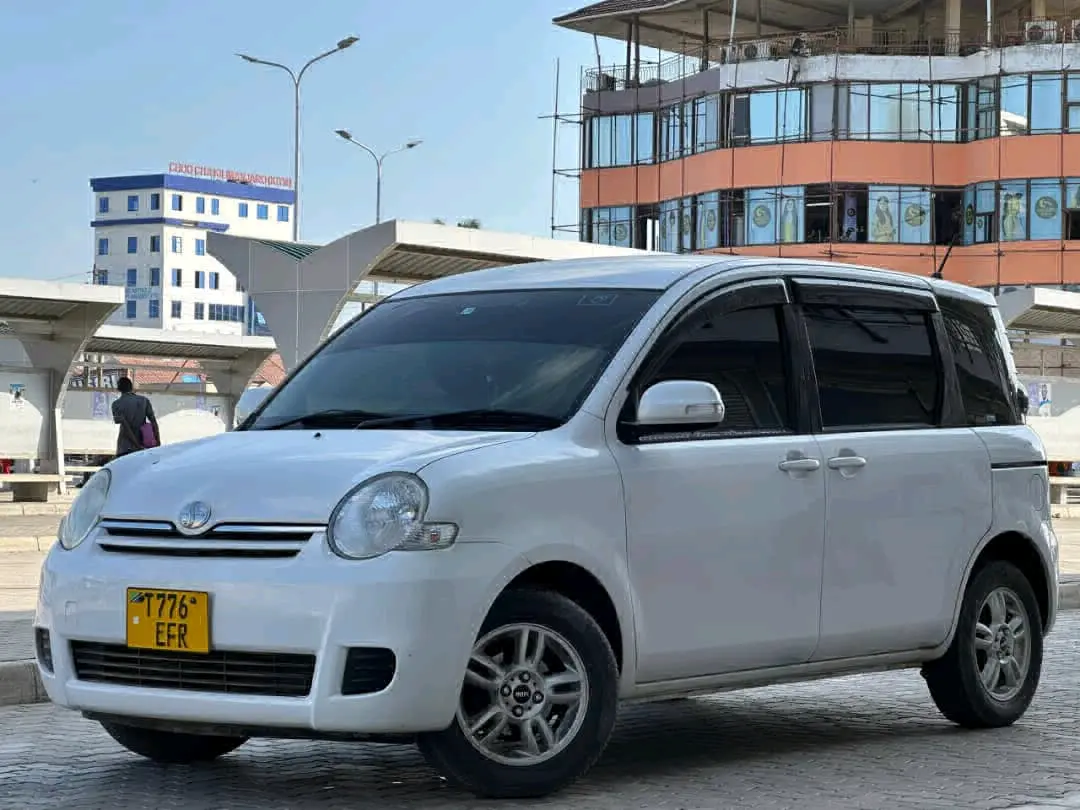 Toyota Sienta Minivan 2007 (White) thumbnail 4