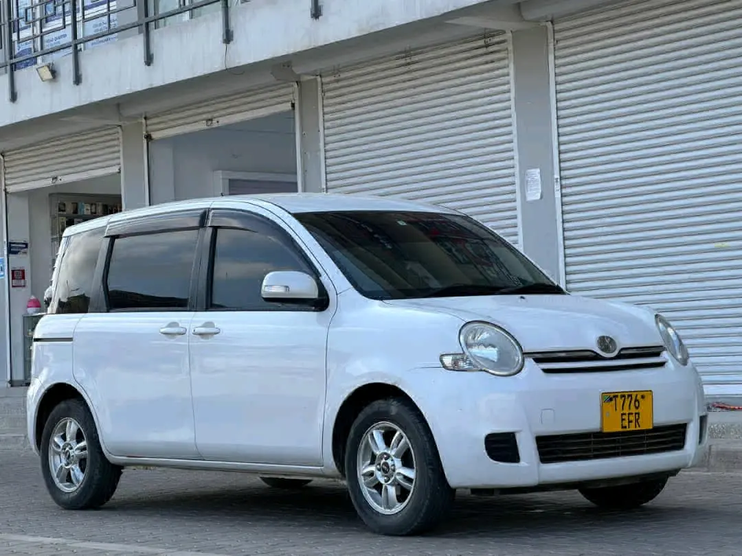 Toyota Sienta Minivan 2007 (White) thumbnail 5