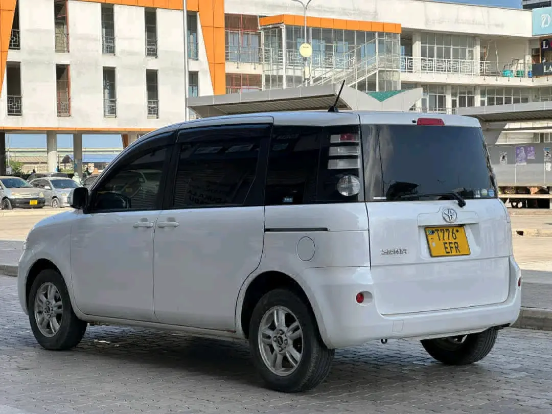 Toyota Sienta Minivan 2007 (White) thumbnail 6