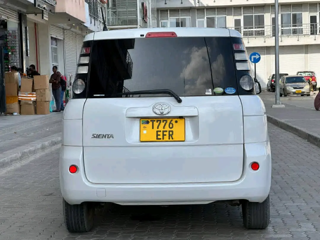 Toyota Sienta Minivan 2007 (White) thumbnail 7