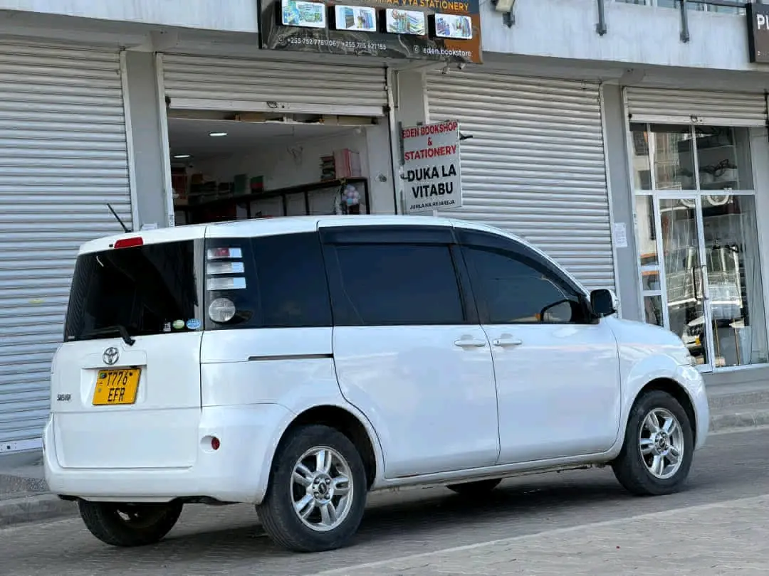 Toyota Sienta Minivan 2007 (White) thumbnail 8