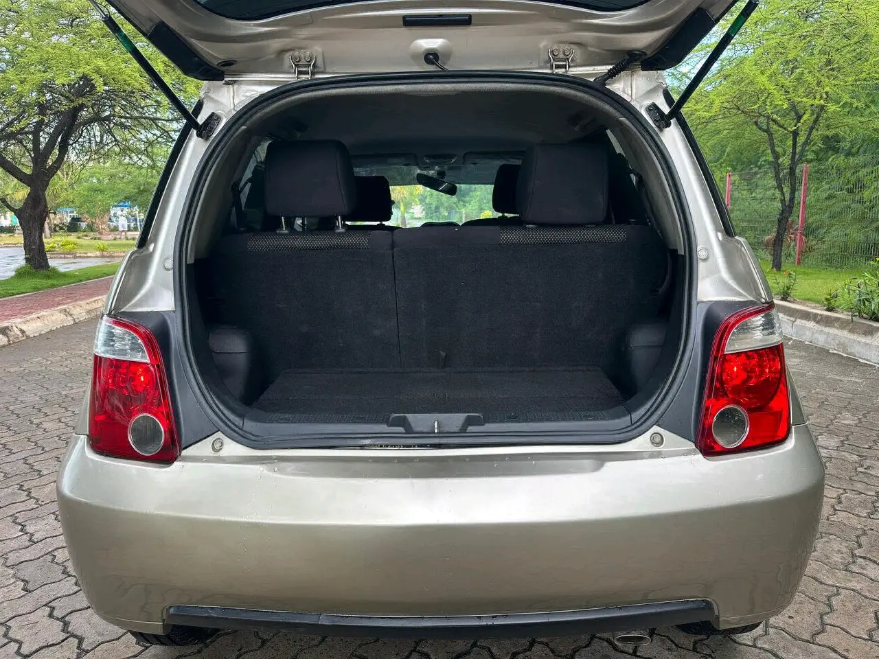Gold Toyota Ractis (EBR) thumbnail 3