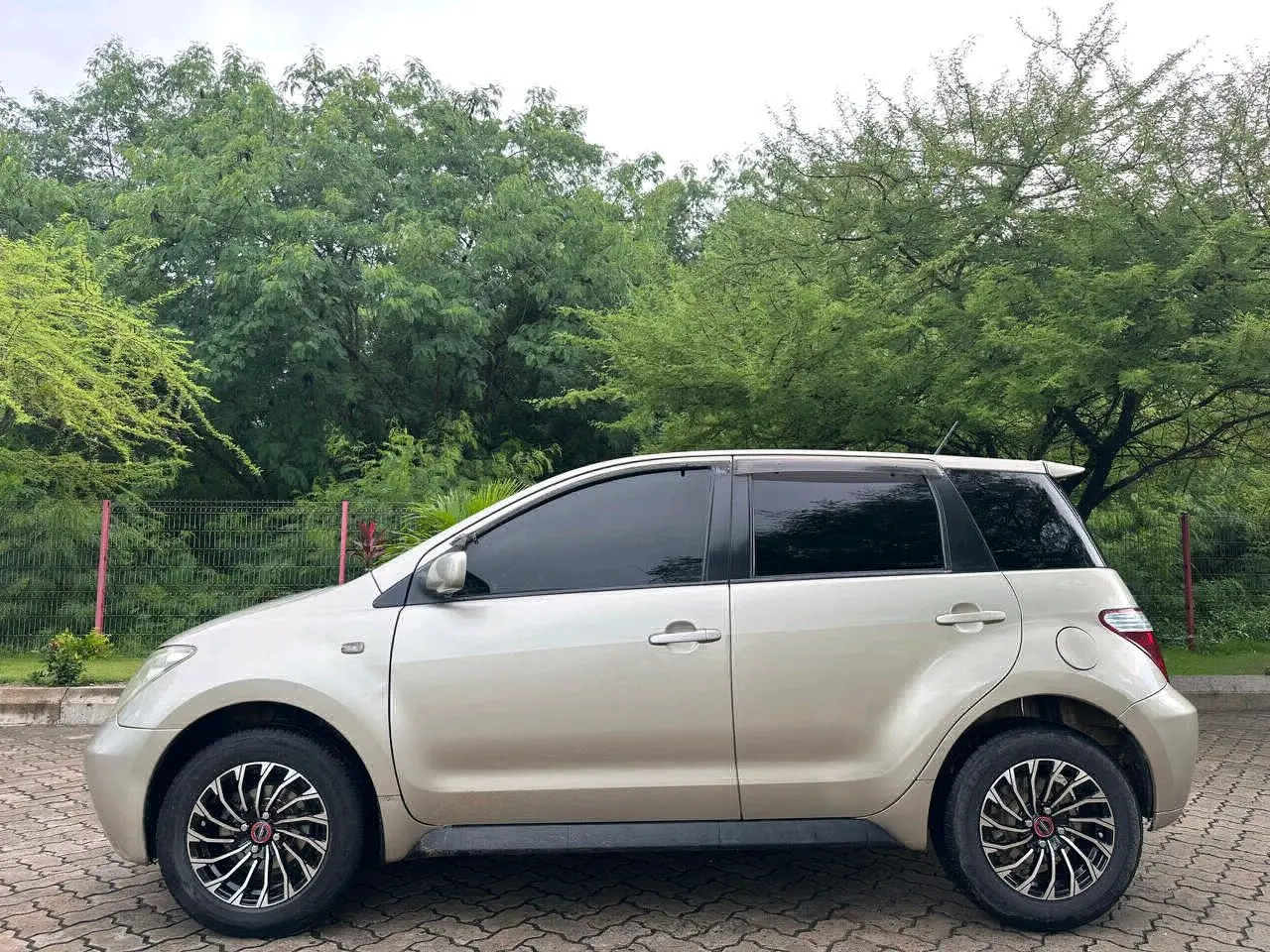 Gold Toyota Ractis (EBR) thumbnail 9