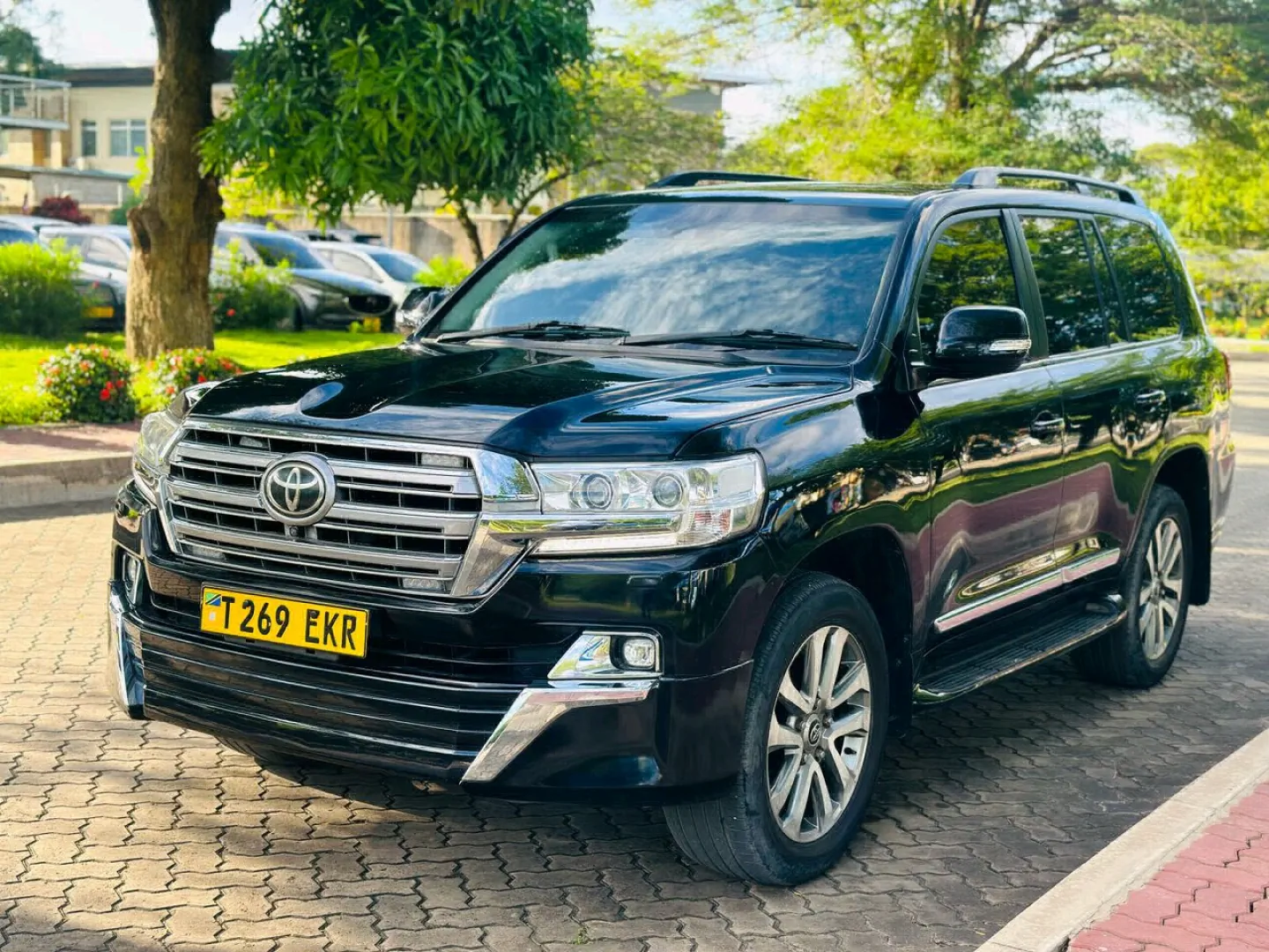 Black Toyota Land Cruiser V8 2020 Diesel Automatic thumbnail 2