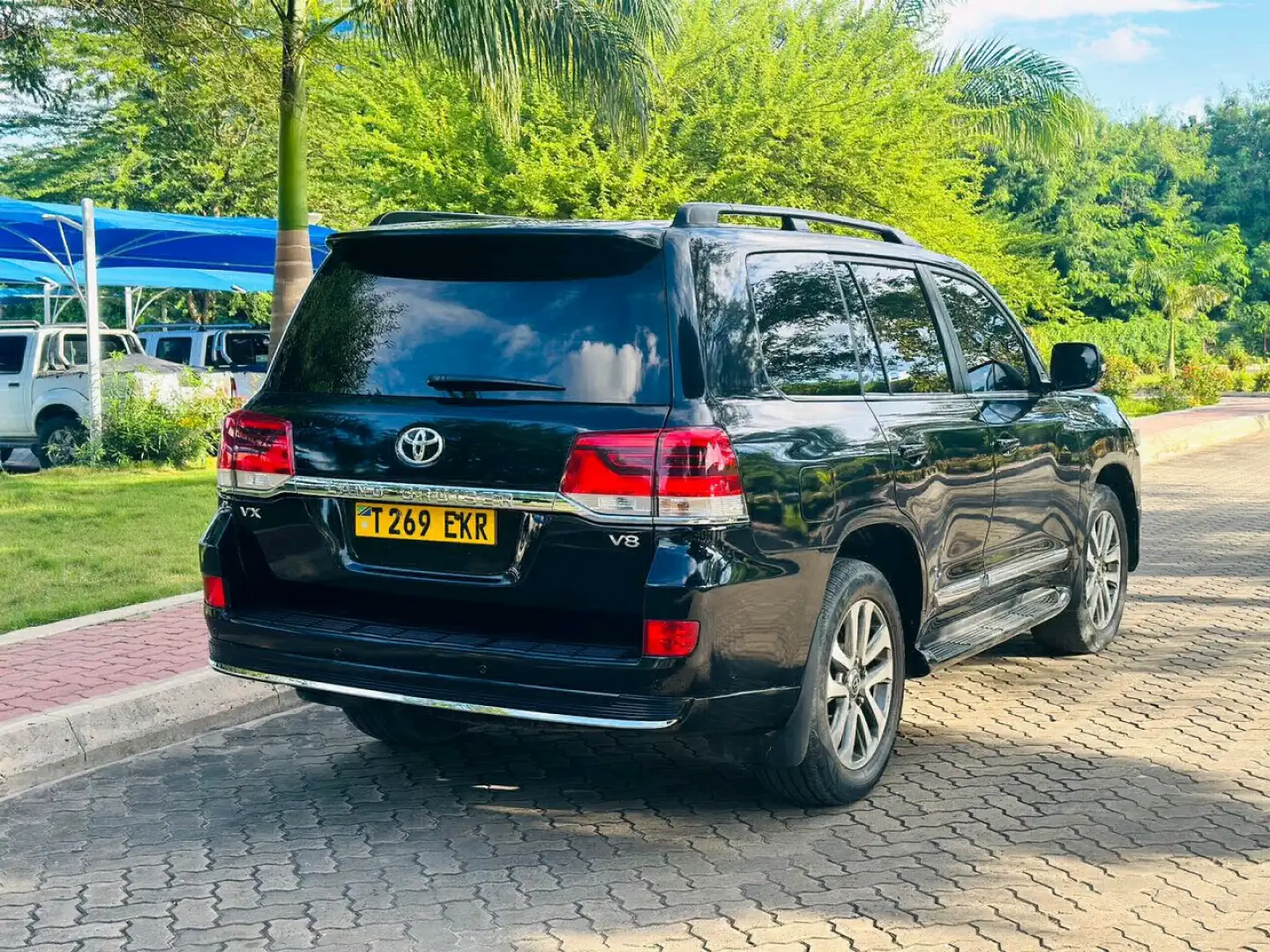 Black Toyota Land Cruiser V8 2020 Diesel Automatic thumbnail 5