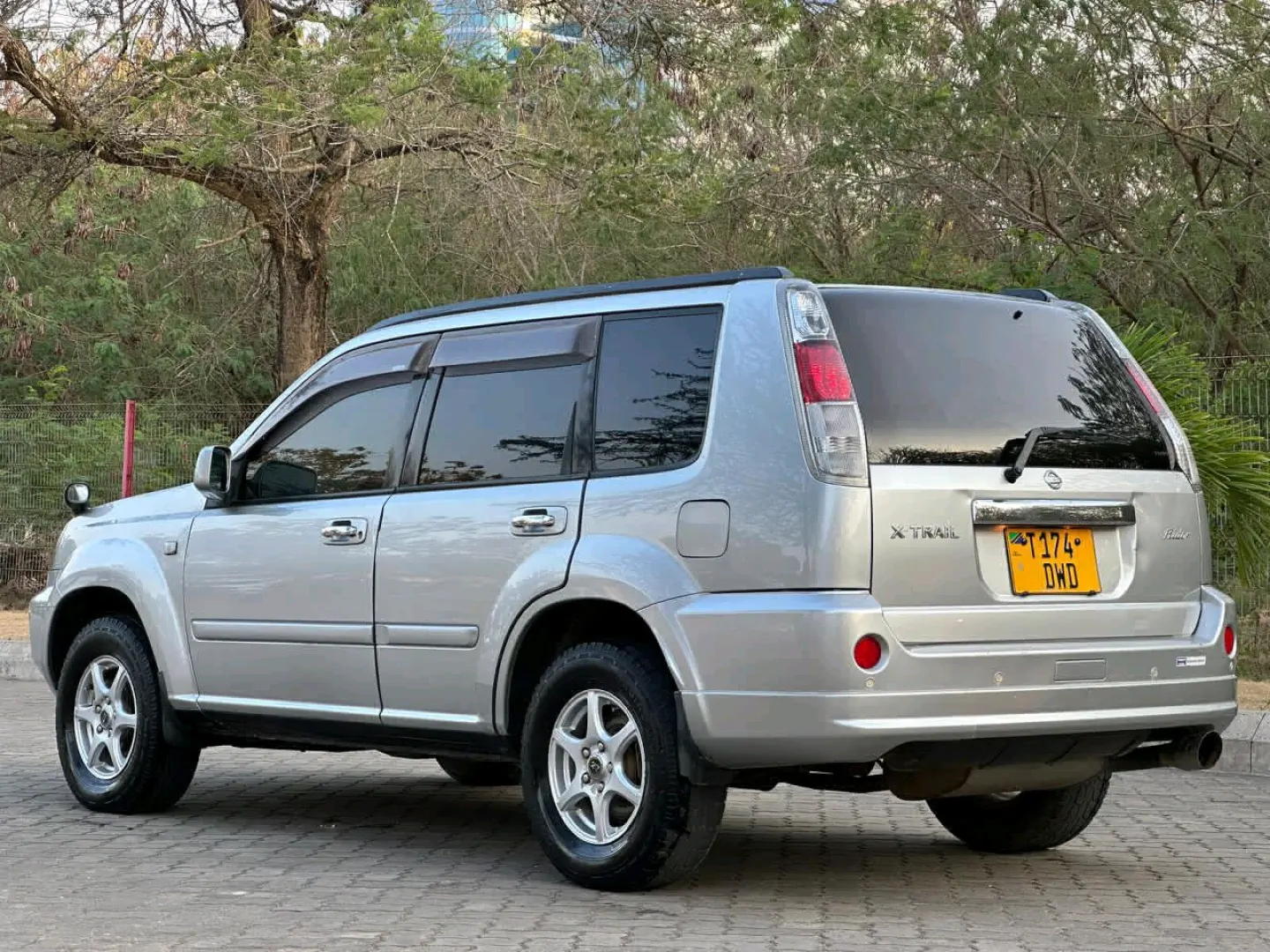 Nissan X-Trail 2004 Automatic 1990cc thumbnail 4
