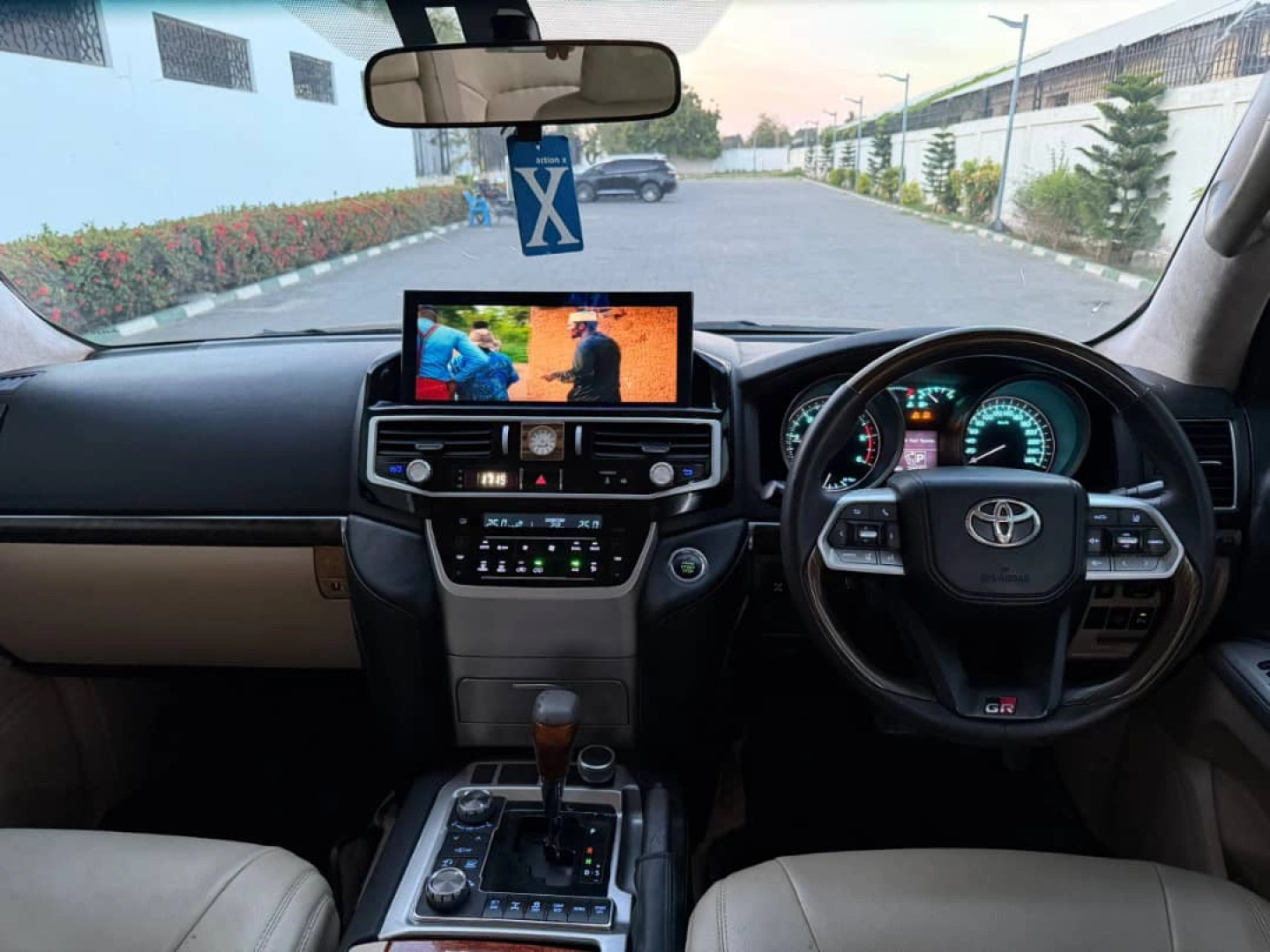 Toyota Land Cruiser VXR 2010 Upgraded to 2018 Look thumbnail 2