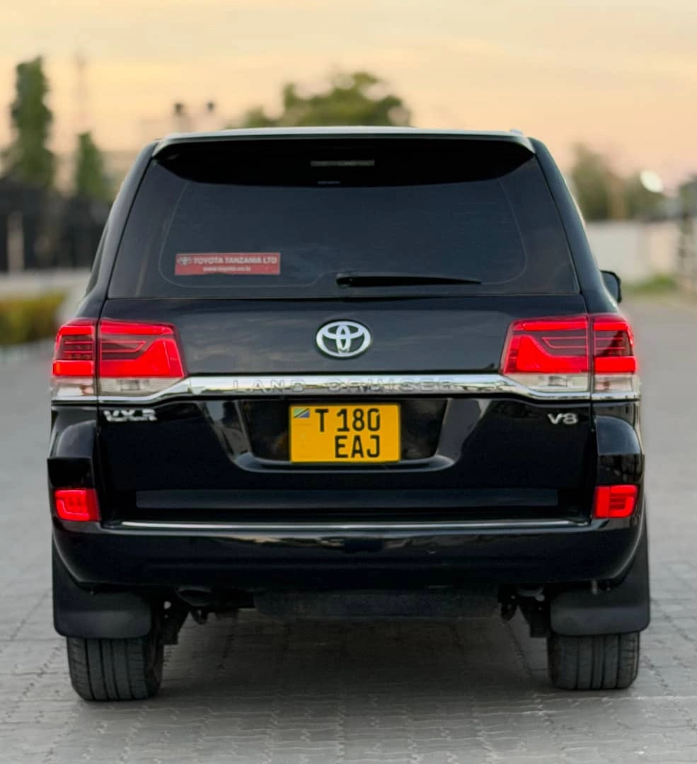Toyota Land Cruiser VXR 2010 Upgraded to 2018 Look thumbnail 3