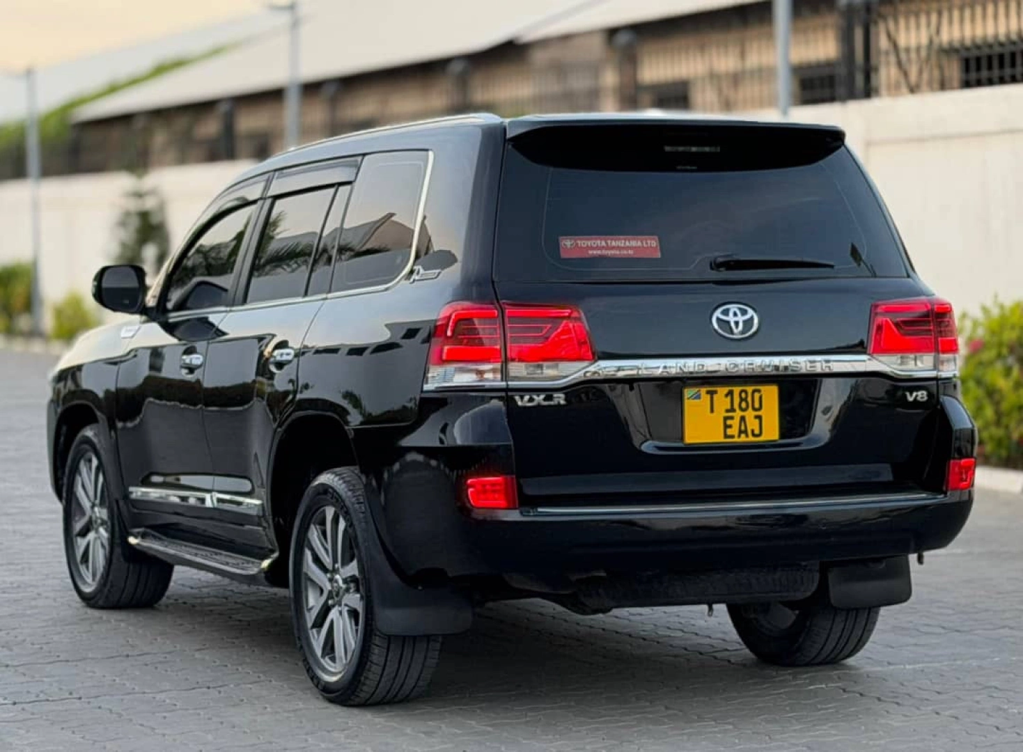 Toyota Land Cruiser VXR 2010 Upgraded to 2018 Look thumbnail 4