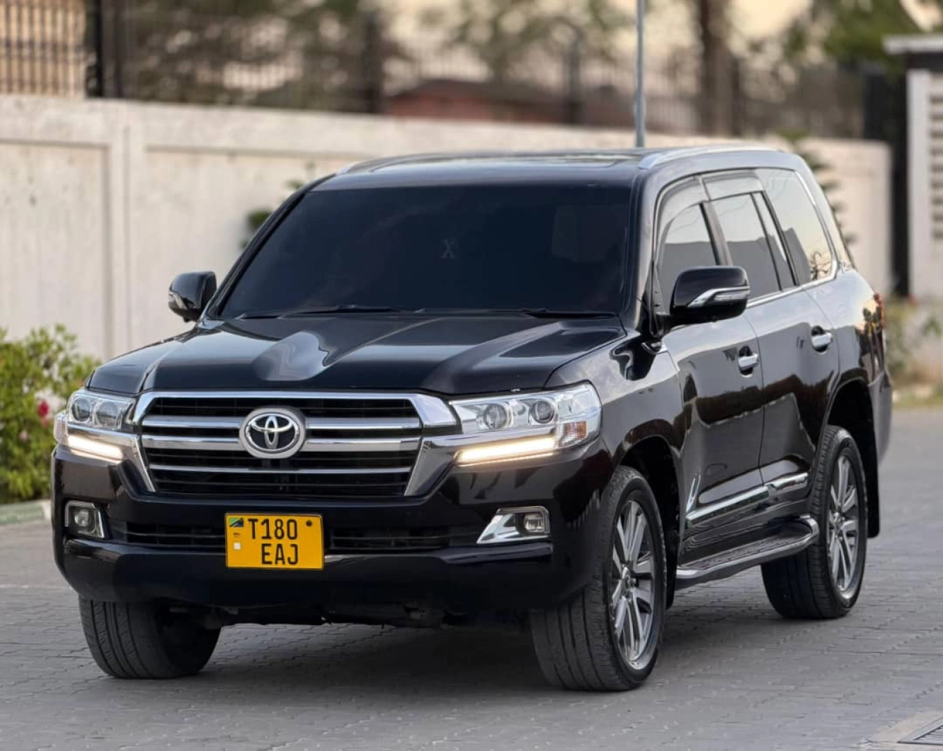Toyota Land Cruiser VXR 2010 Upgraded to 2018 Look thumbnail 5