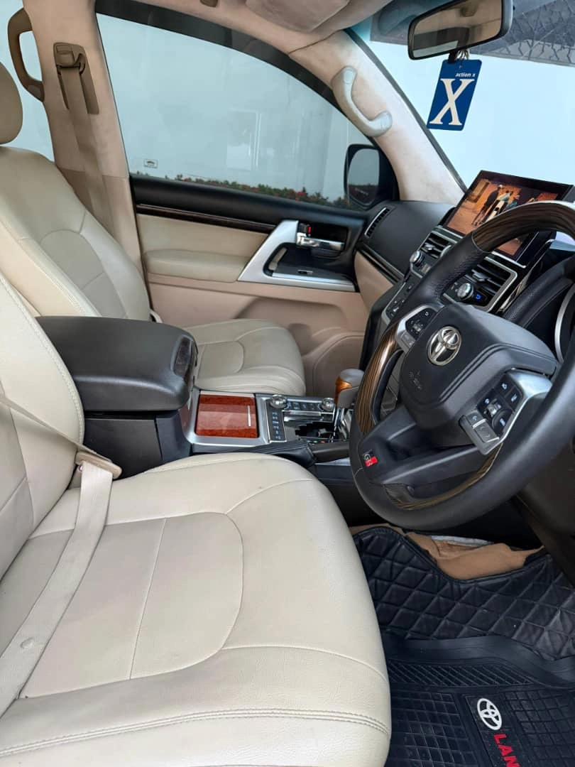 Toyota Land Cruiser VXR 2010 Upgraded to 2018 Look thumbnail 6