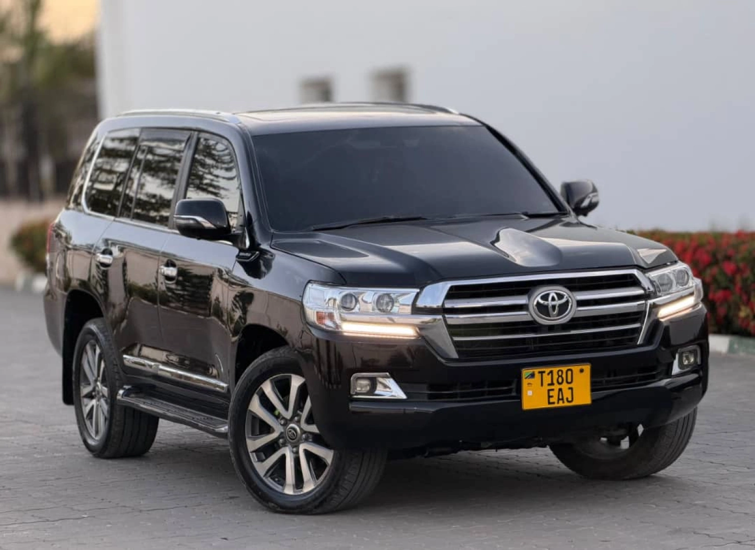 Toyota Land Cruiser VXR 2010 Upgraded to 2018 Look thumbnail 9