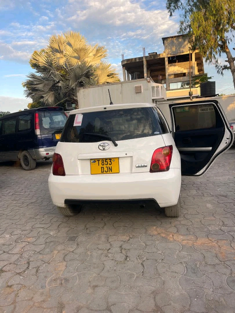 Toyota IST DJN Hatchback, 1490cc, Full AC thumbnail 3