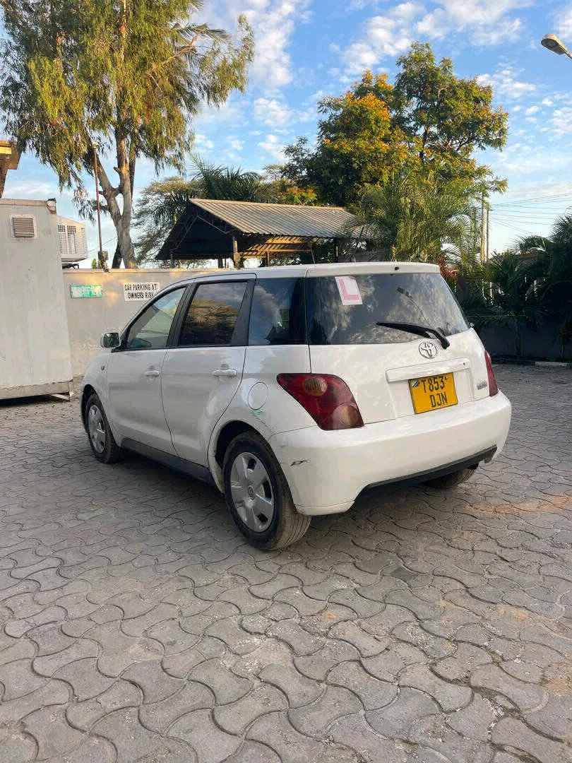 Toyota IST DJN Hatchback, 1490cc, Full AC thumbnail 4