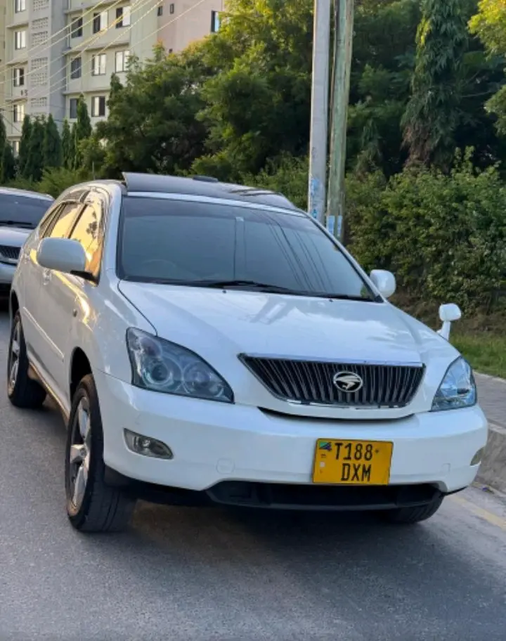 Toyota Harrier (White) thumbnail 2