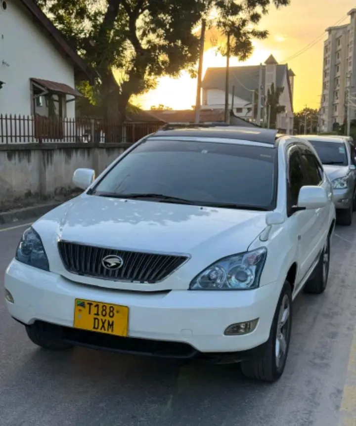 Toyota Harrier (White) thumbnail 3