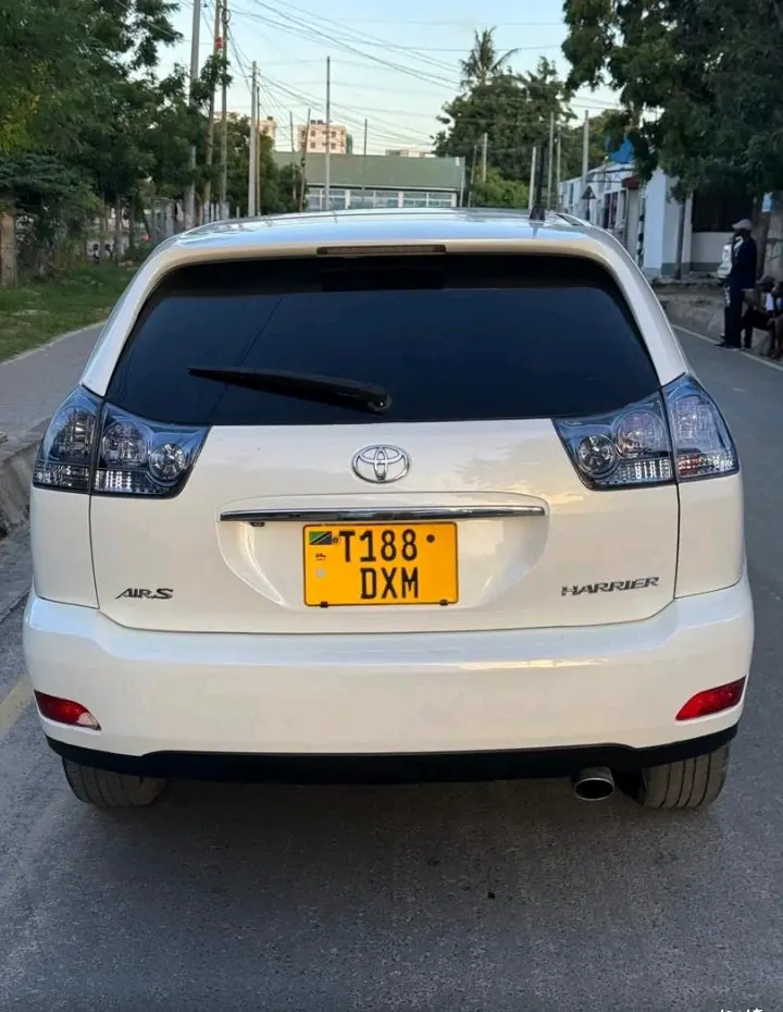 Toyota Harrier (White) thumbnail 4