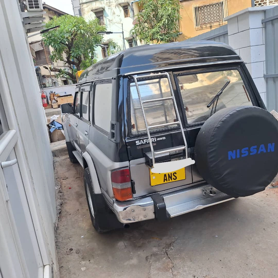 Nissan Patrol Safari TD 42 Automatic Full AC thumbnail 3