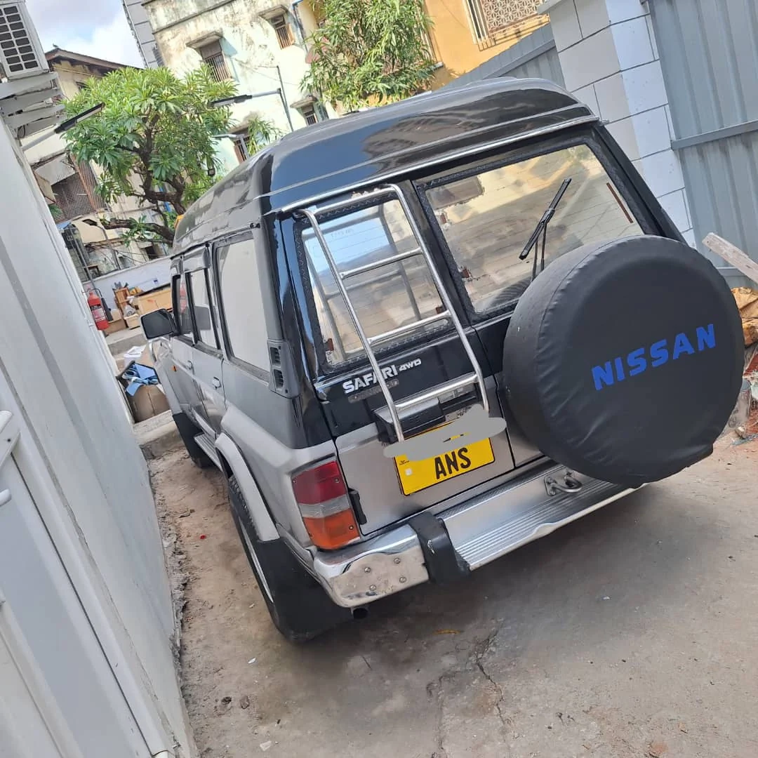Nissan Patrol Safari TD 42 Automatic Full AC thumbnail 4