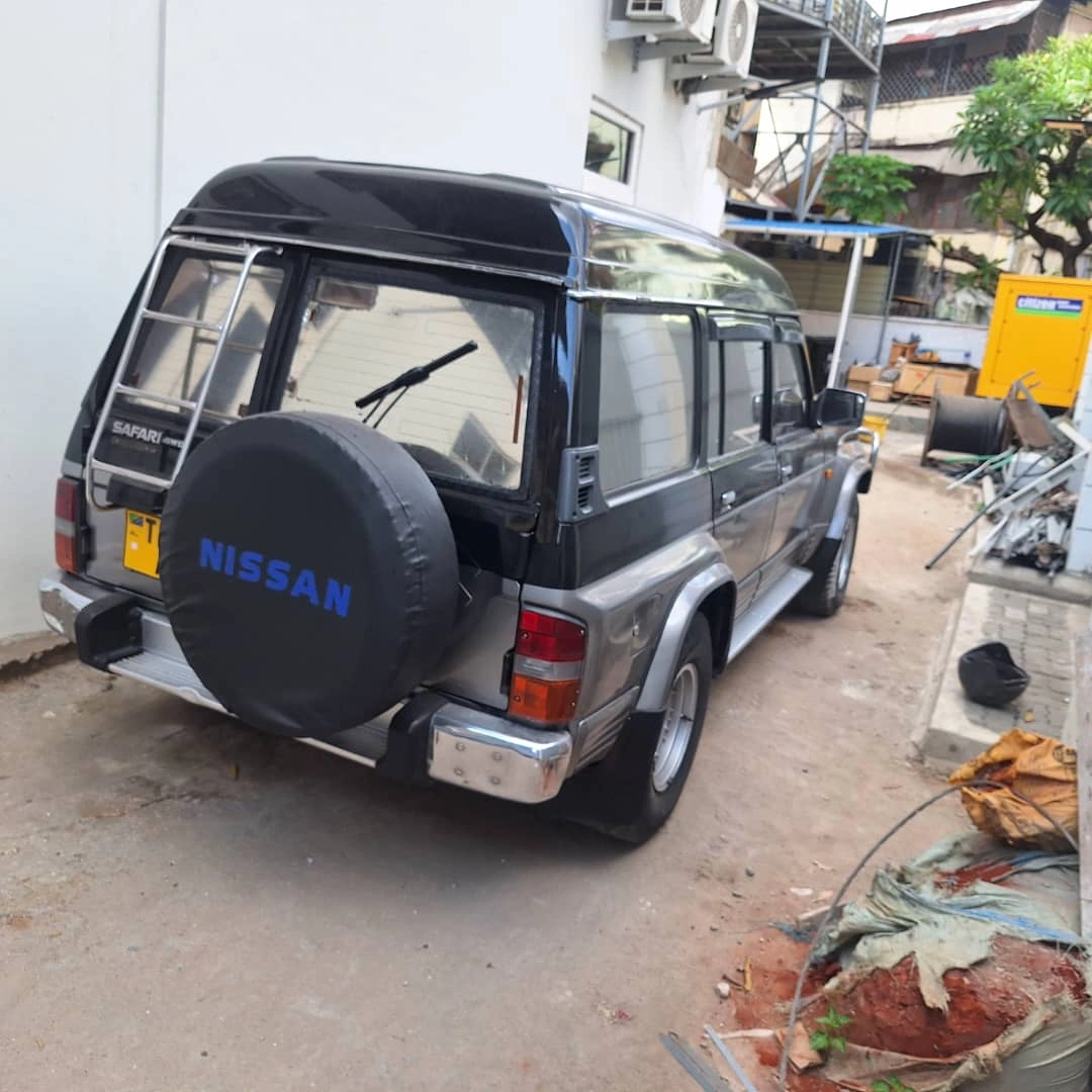 Nissan Patrol Safari TD 42 Automatic Full AC thumbnail 6
