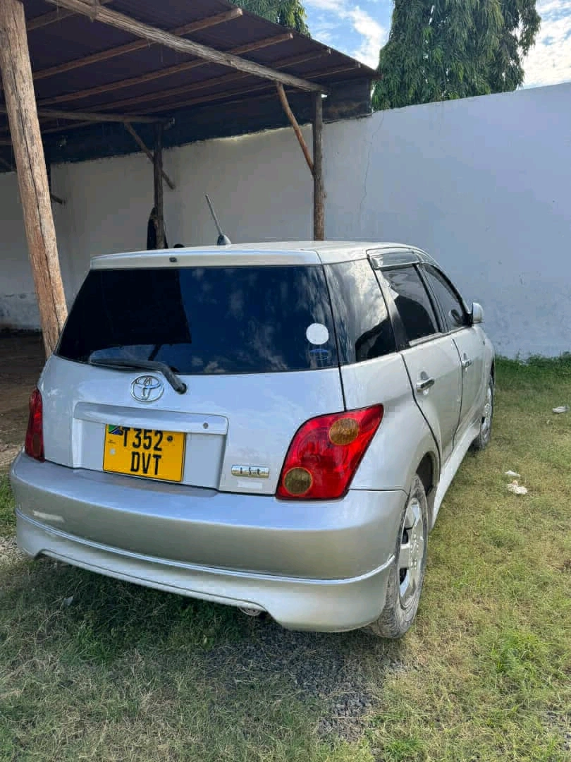 Silver Toyota Ist Hatchback 2004 Model thumbnail 2