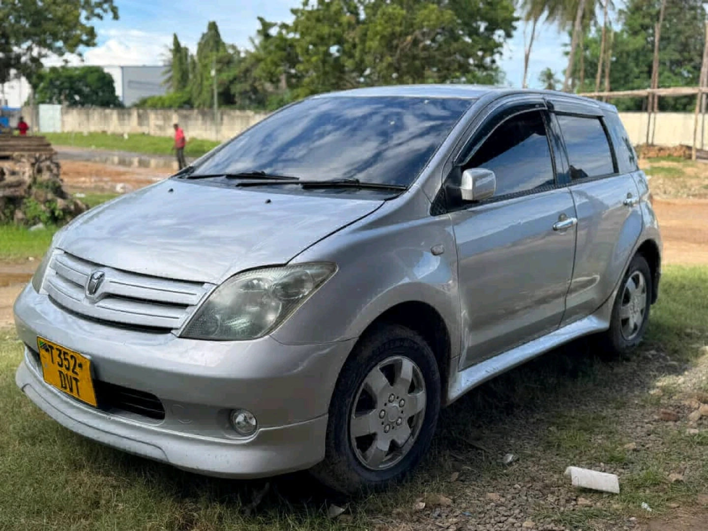 Silver Toyota Ist Hatchback 2004 Model thumbnail 4
