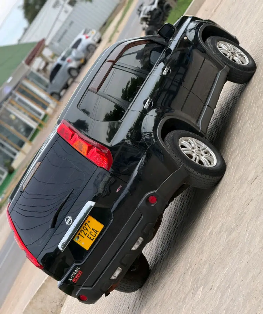 Nissan X-Trail 2010 Black for Sale thumbnail 5