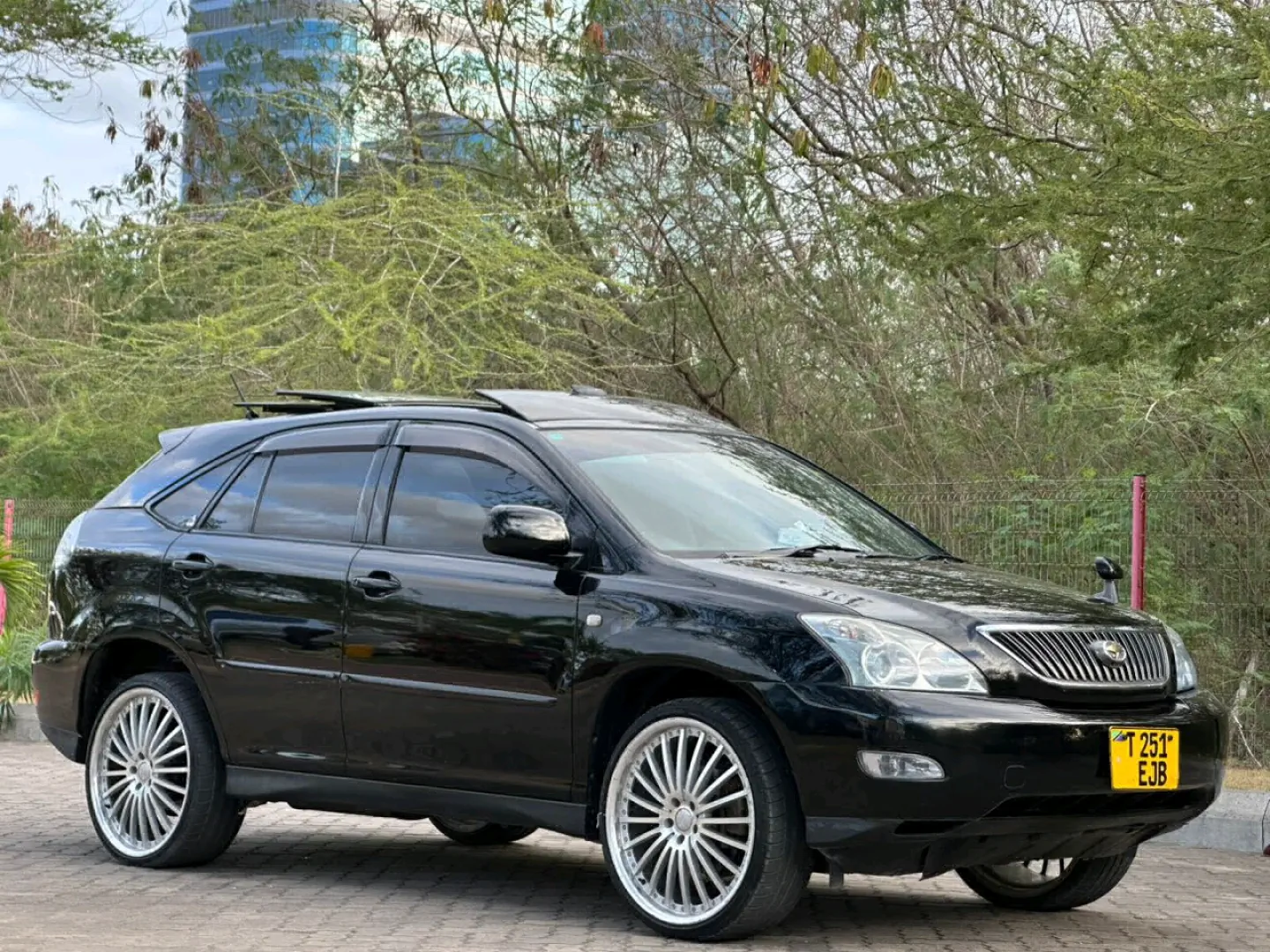 Used Black Toyota Harrier SUV 2007 (3500cc) thumbnail 2