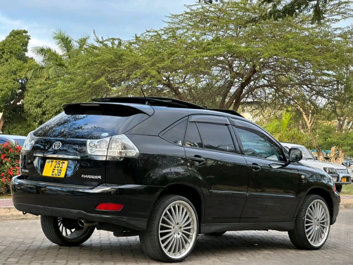 Used Black Toyota Harrier SUV 2007 (3500cc) thumbnail 3