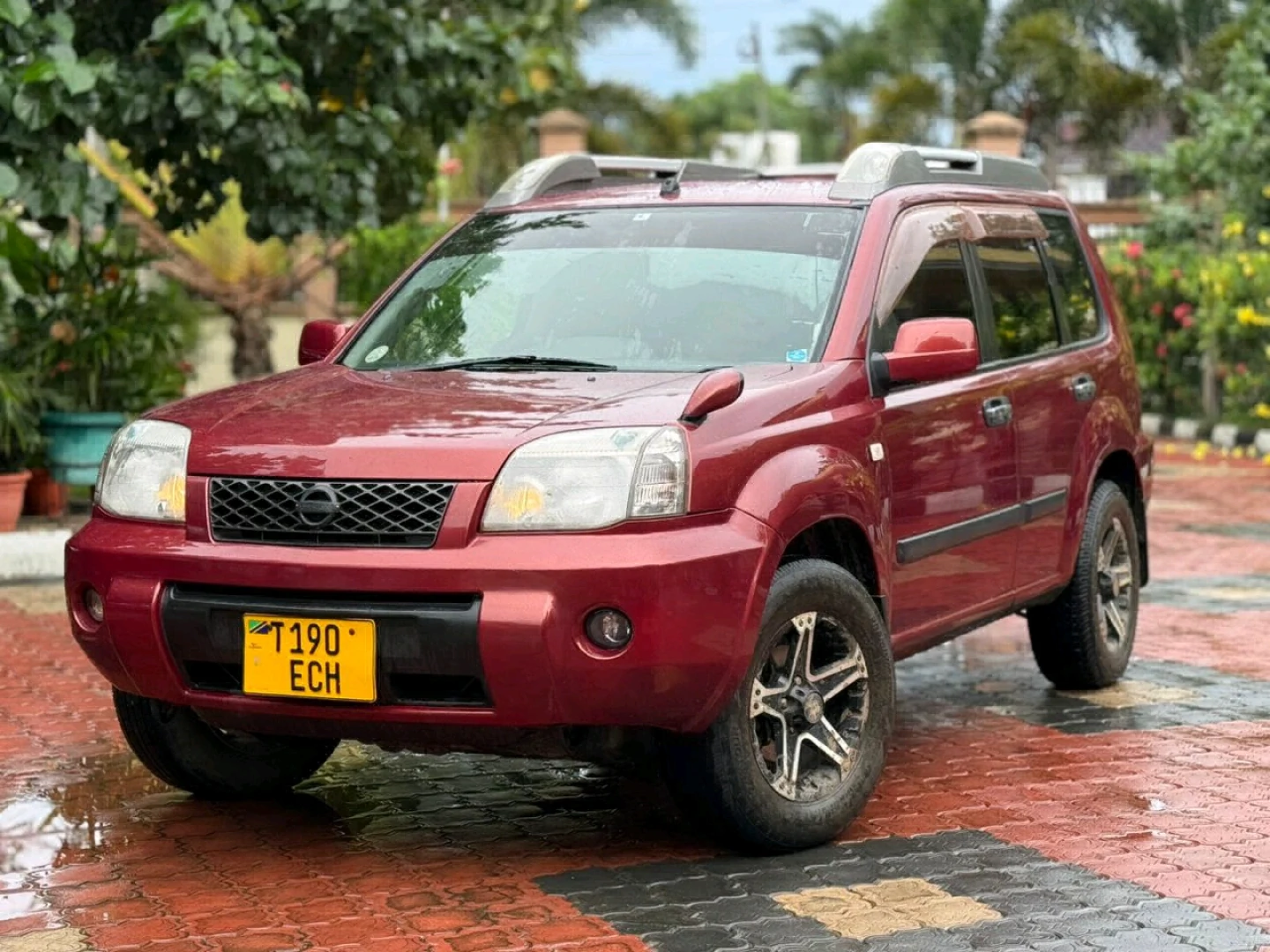 Red Nissan X-Trail SUV 2005 Model thumbnail 2