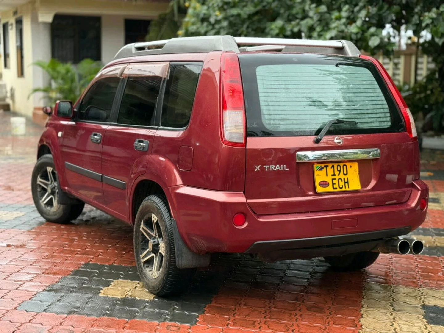 Red Nissan X-Trail SUV 2005 Model thumbnail 4