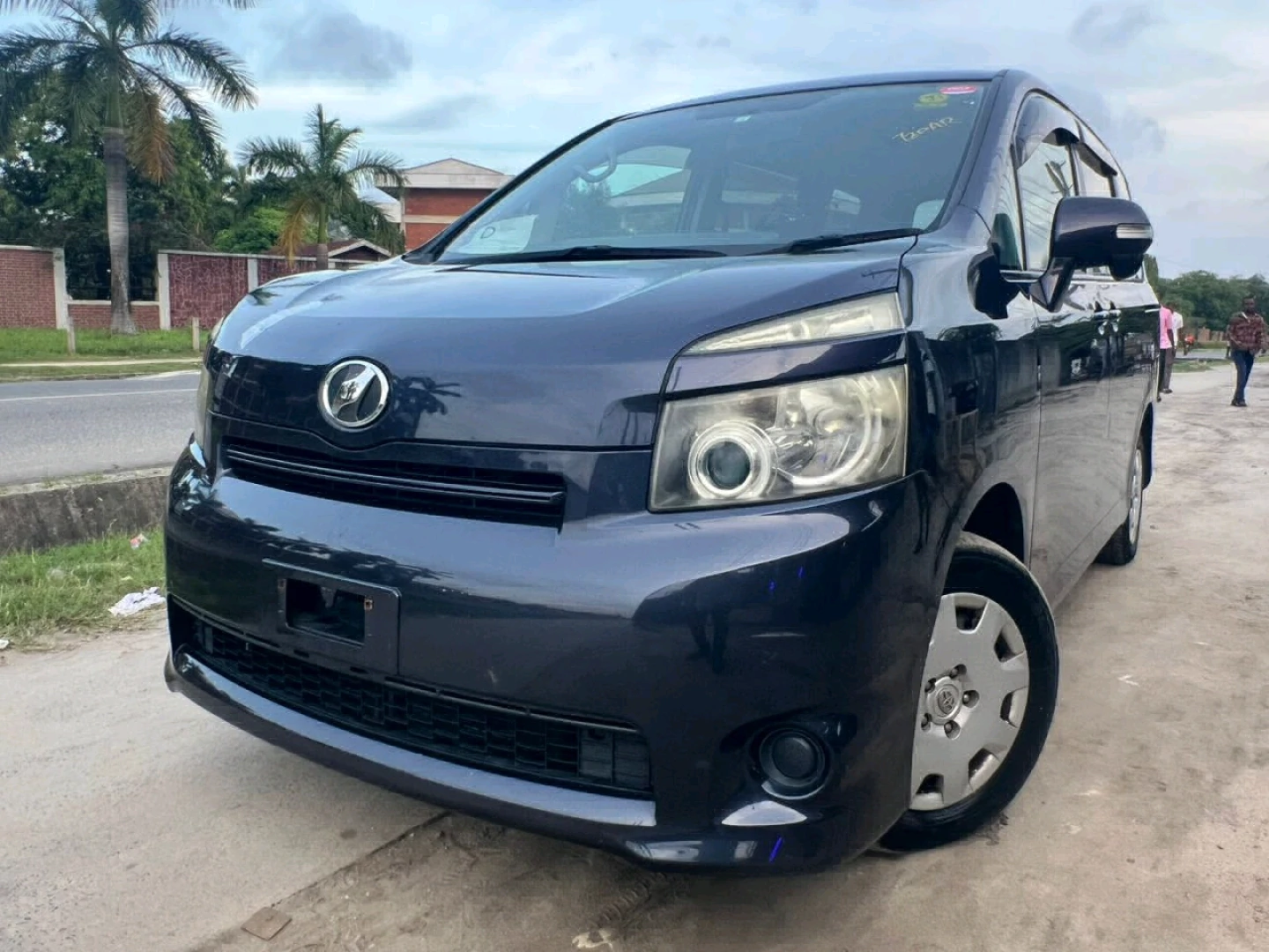 Toyota Noah Minivan 2008 Model thumbnail 2