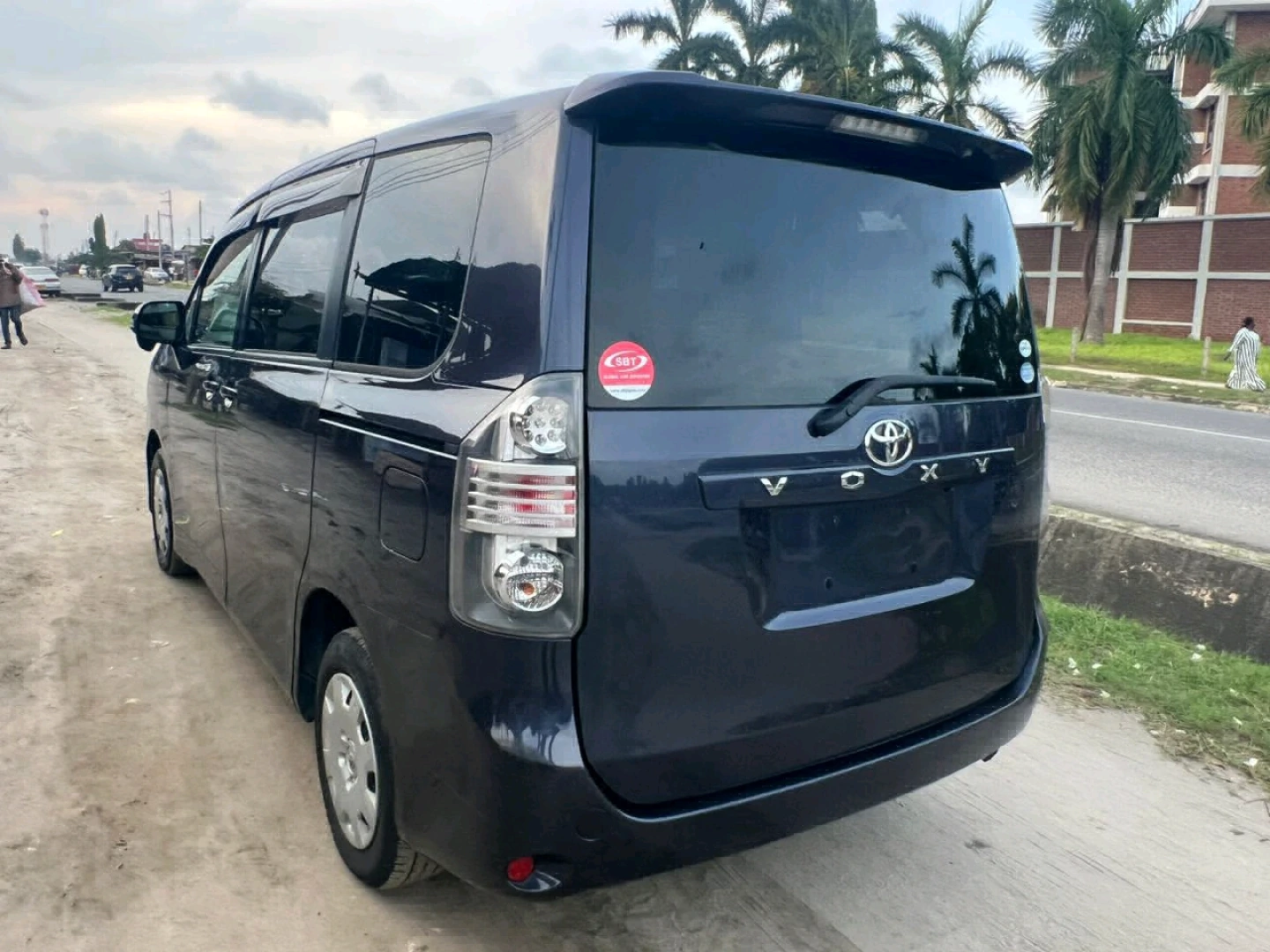 Toyota Noah Minivan 2008 Model thumbnail 3