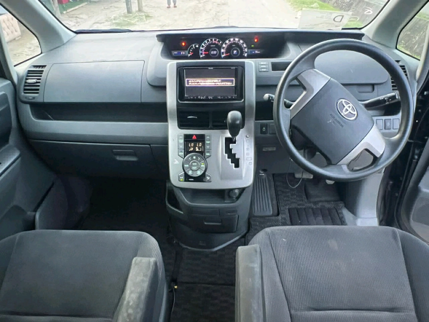 Toyota Noah Minivan 2008 Model thumbnail 4