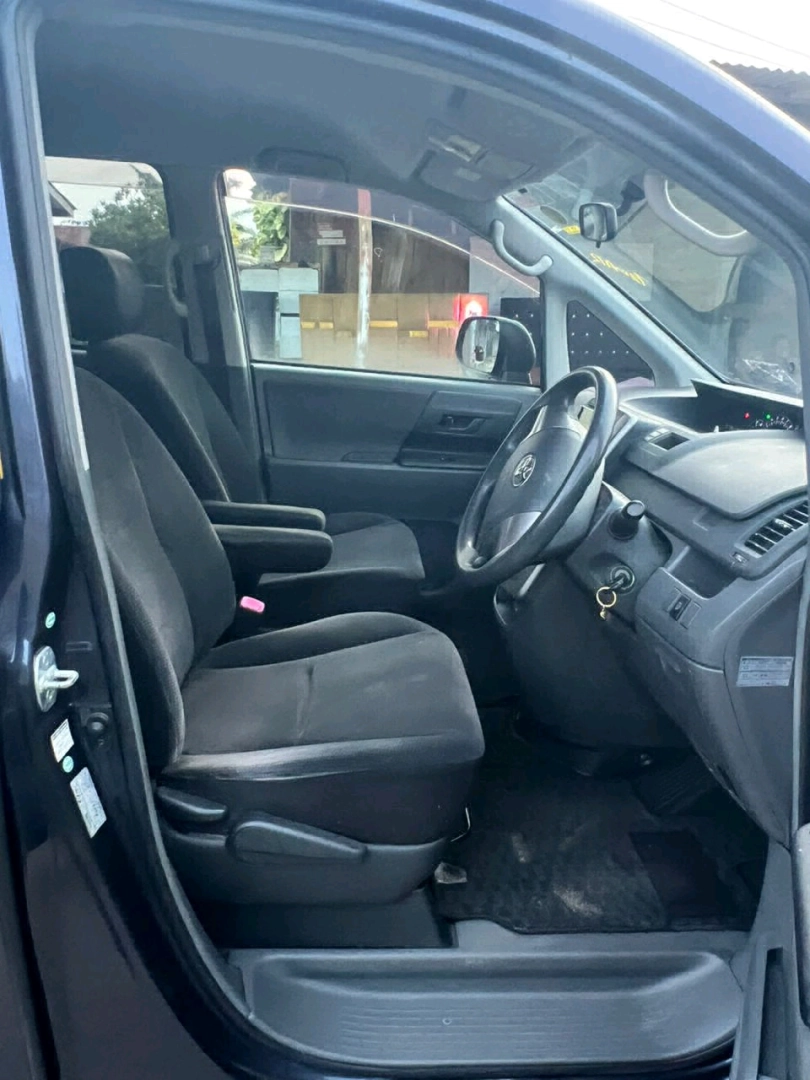 Toyota Noah Minivan 2008 Model thumbnail 7
