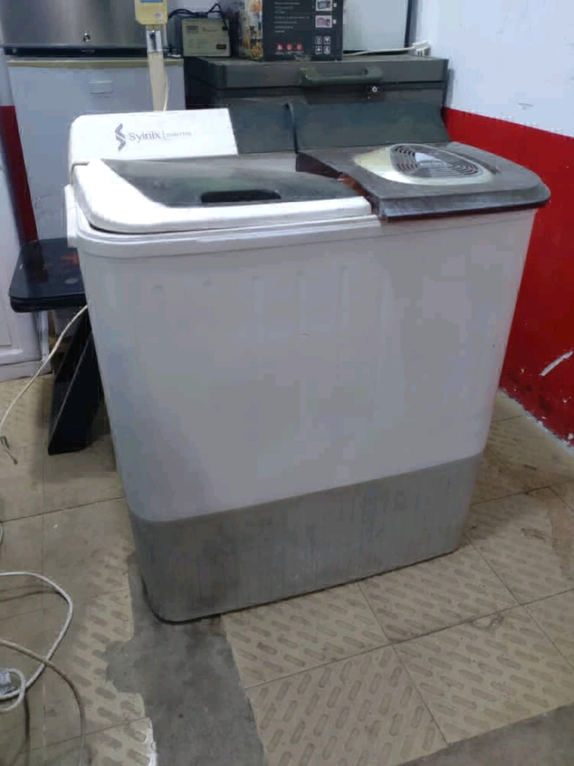 Used Von 10kg Twin-Tub Washing Machine (Mashine ya Kufulia) thumbnail 2