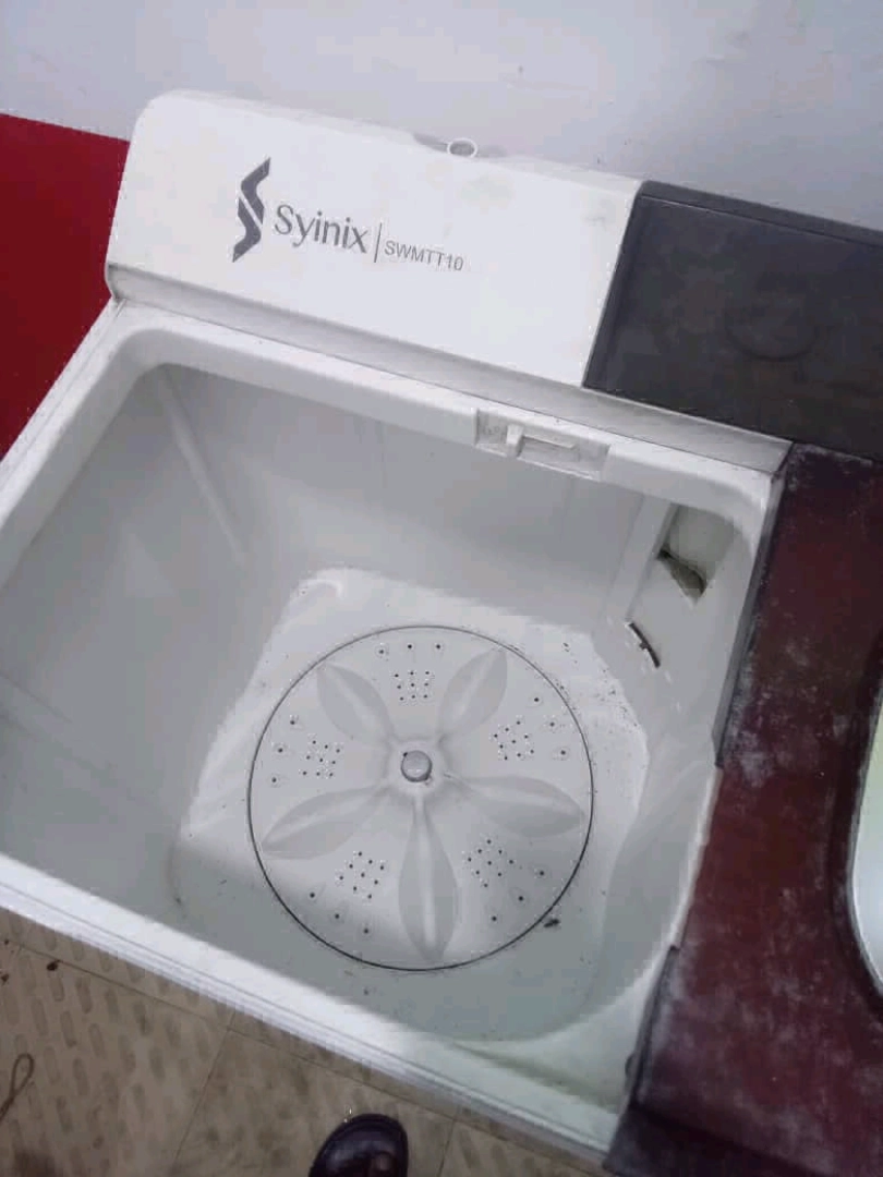 Used Von 10kg Twin-Tub Washing Machine (Mashine ya Kufulia) thumbnail 3