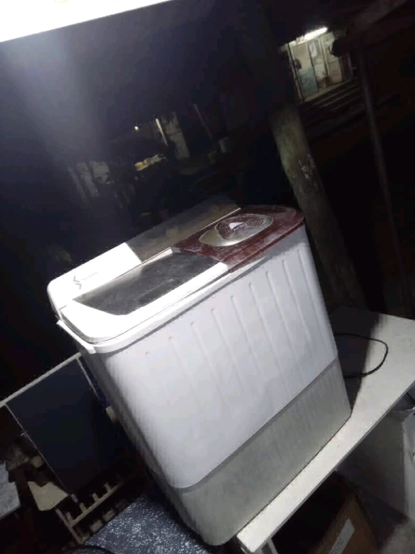Used Von 10kg Twin-Tub Washing Machine (Mashine ya Kufulia) thumbnail 4
