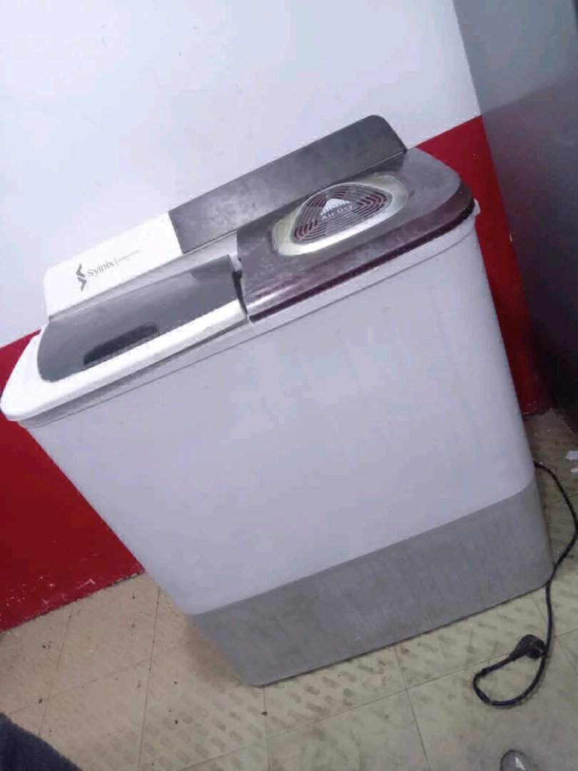 Used Von 10kg Twin-Tub Washing Machine (Mashine ya Kufulia) thumbnail 5