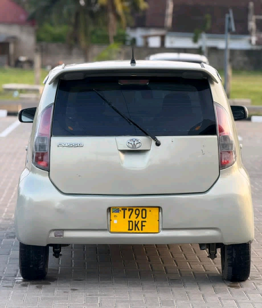 Toyota Passo 990cc Silver Full AC thumbnail 2