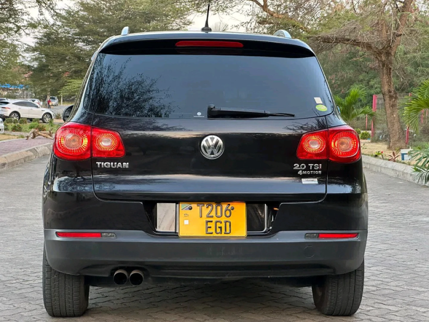 Volkswagen Tiguan SUV 2011 Black thumbnail 2